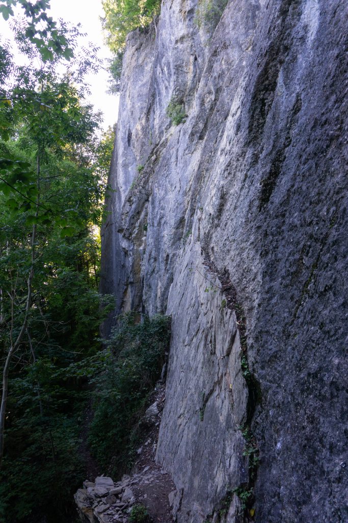 Grauer Stein unterer Teil